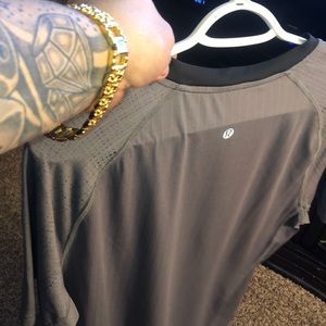 LULULEMON Men’s grey v neck shirt